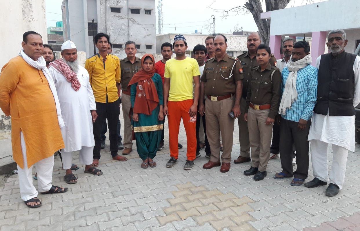 The lover couple married in the police station