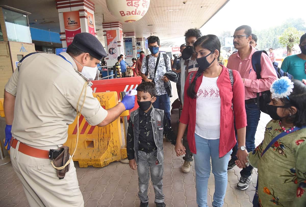 Coronavirus: social media user troll abhishek bachchan for stay home actor reply back