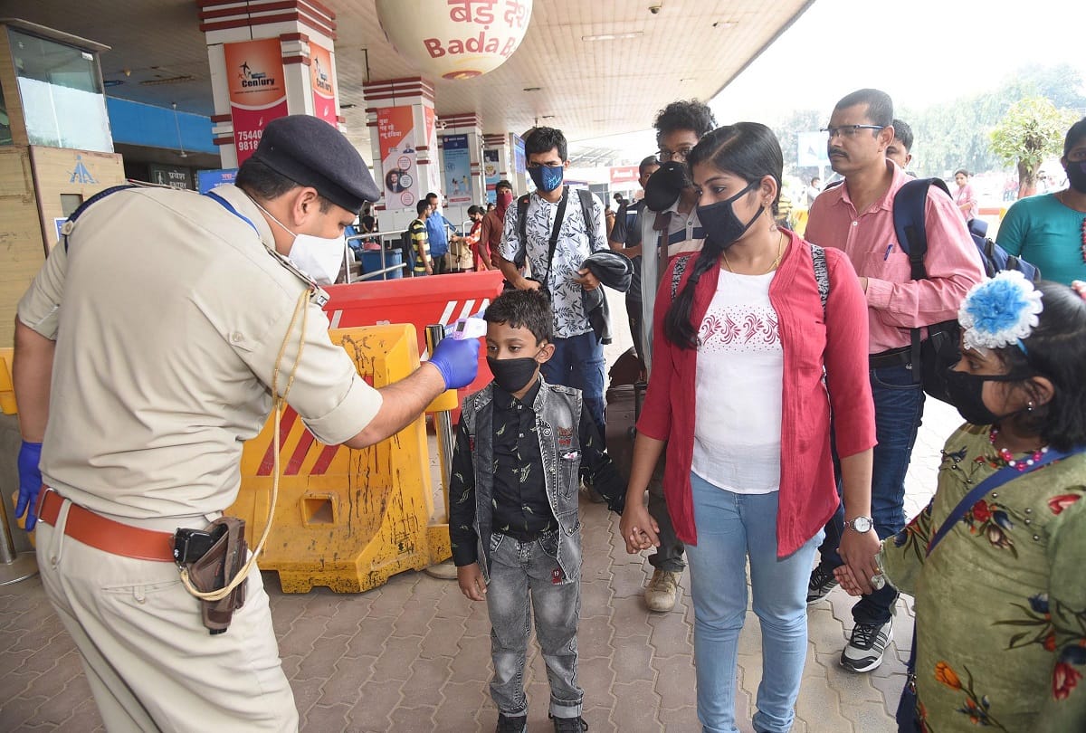 Coronavirus: social media user troll abhishek bachchan for stay home actor reply back