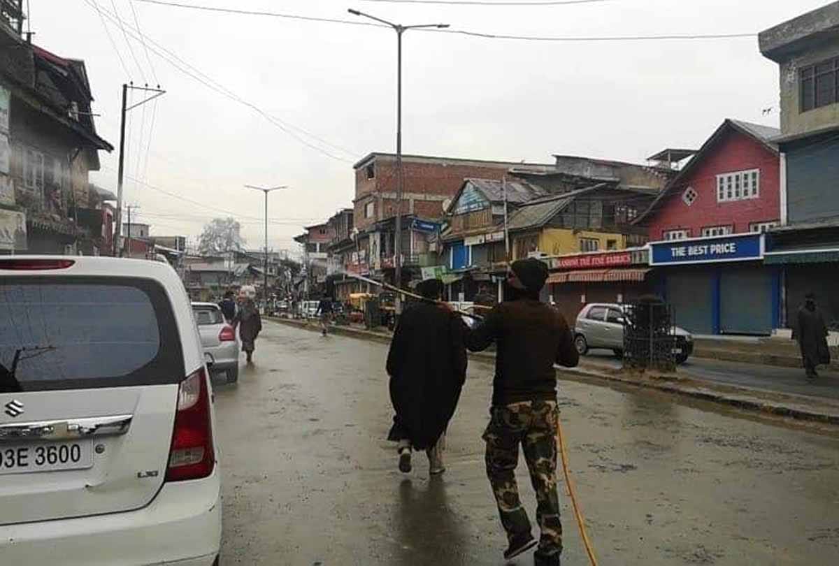 coronavirus, CRPF jawans of 40BN sanitized Hundreds of shops in Anantnag jammu kashmir