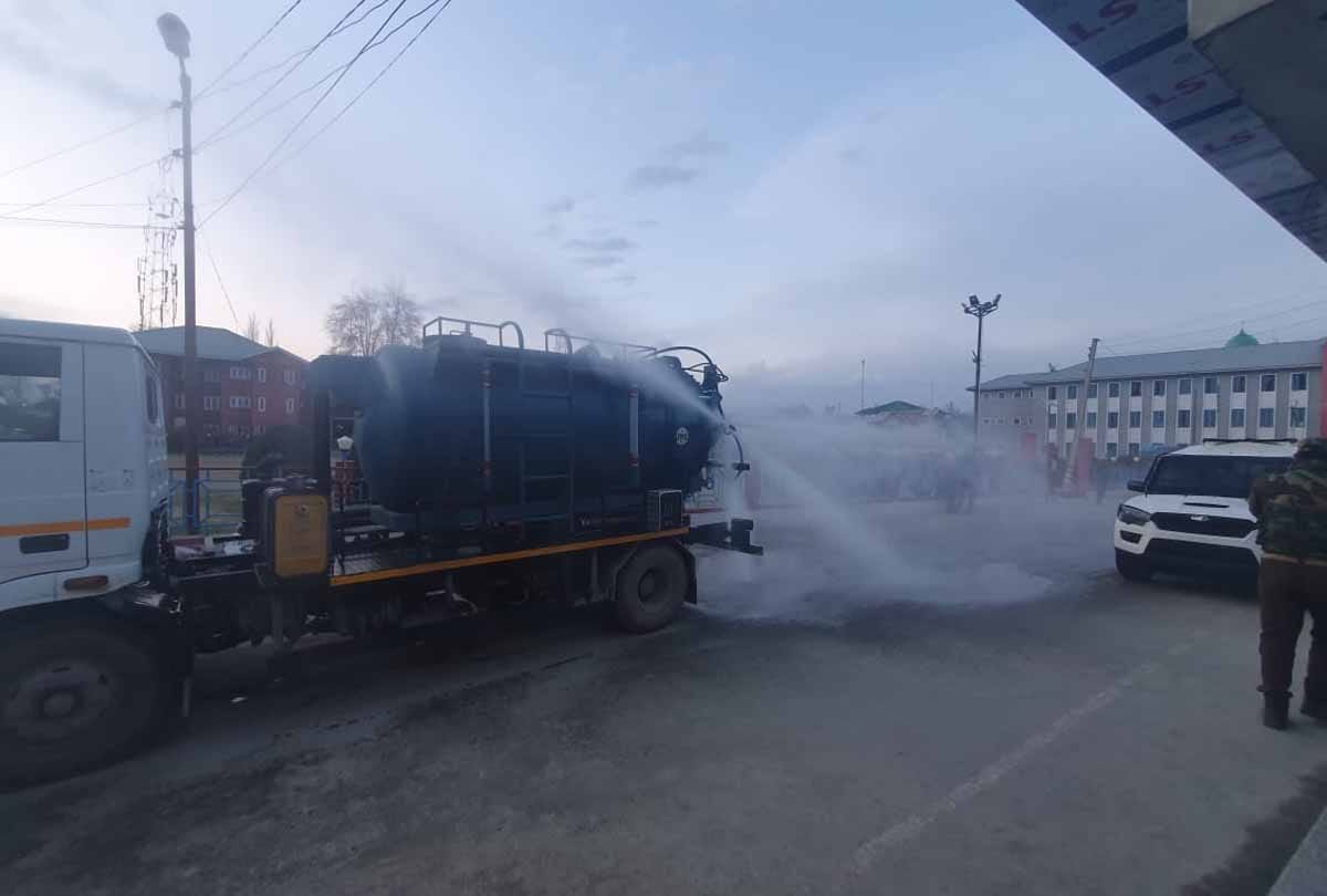 coronavirus, CRPF jawans of 40BN sanitized Hundreds of shops in Anantnag jammu kashmir