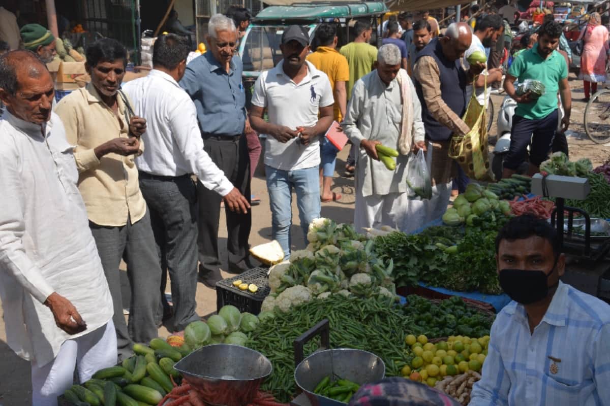 Janta curfew: No lock down effect  shown in meerut and nearby districts, crowd gathered in vegetable markets early morning