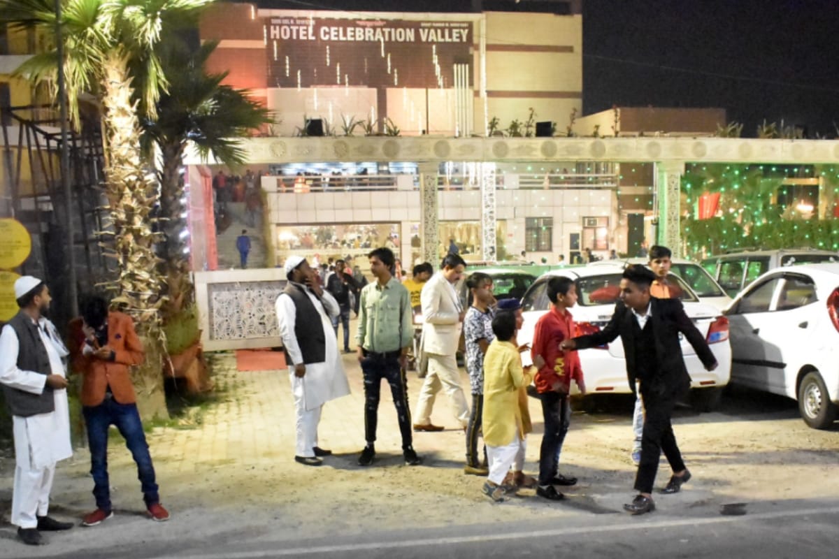 Coronavirus: Hundreds of people gathered at Baghpat Collectorate  by ignoring PM Modi appeal