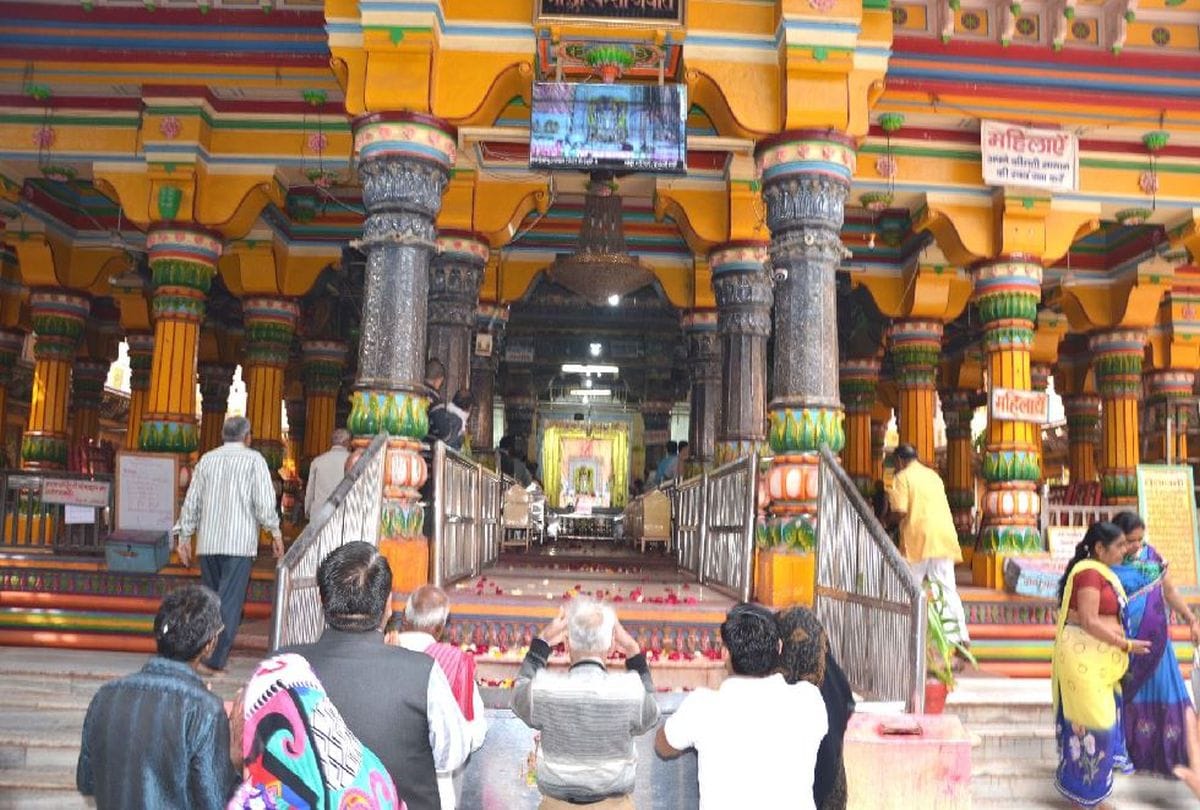 Devotees Offering Woolen Clothes And Special Quilt To Lord Krishna In Mathura