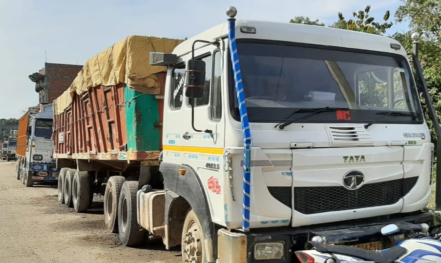 Five trucks loaded with illegal minerals caught, fined 2.98 lakh
