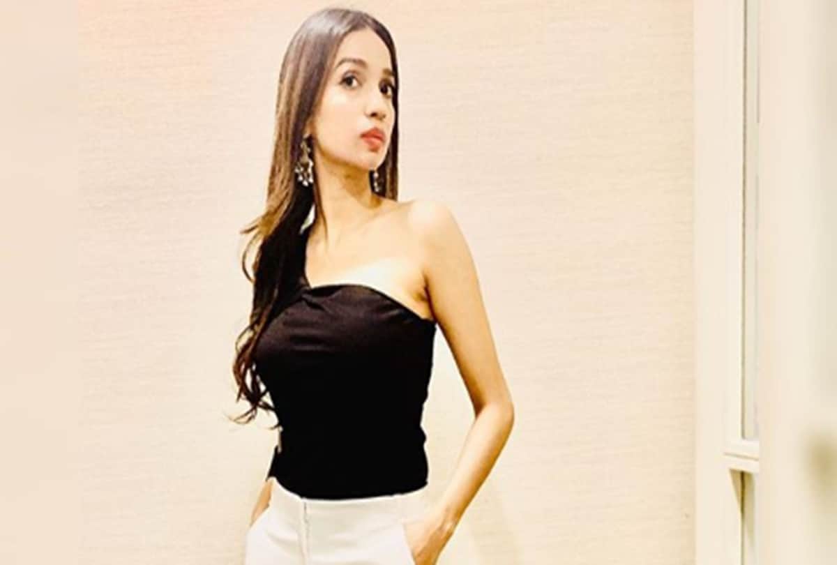 Kanika Dhillon reply to user who tagged her instead of Kanika Kapoor who diagnosed with coronavirus