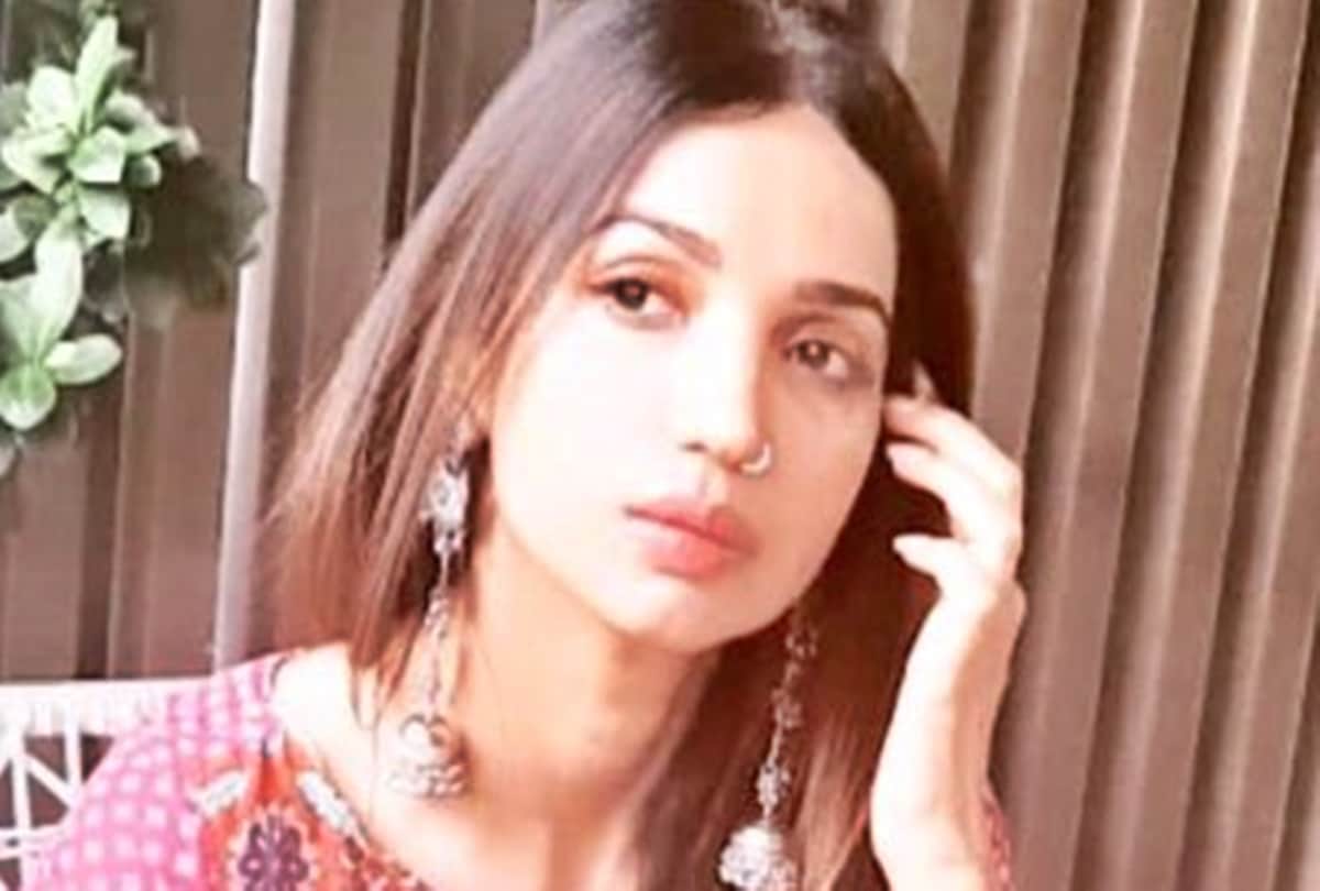 Kanika Dhillon reply to user who tagged her instead of Kanika Kapoor who diagnosed with coronavirus