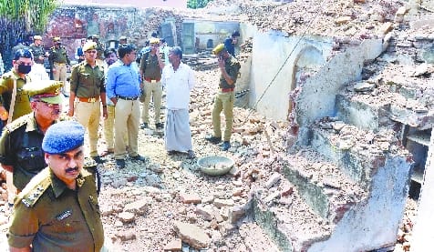 A dilapidated house collapsed in Gulabnagar, five laborers buried, two killed