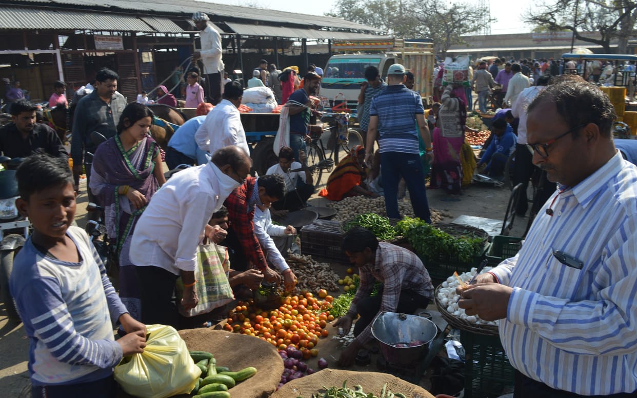 Hathras: People gathered to shop before Janata curfew