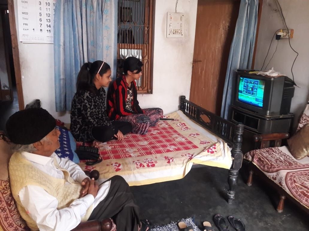 Hathras: Watching favorite movies at home, playing games in mobile