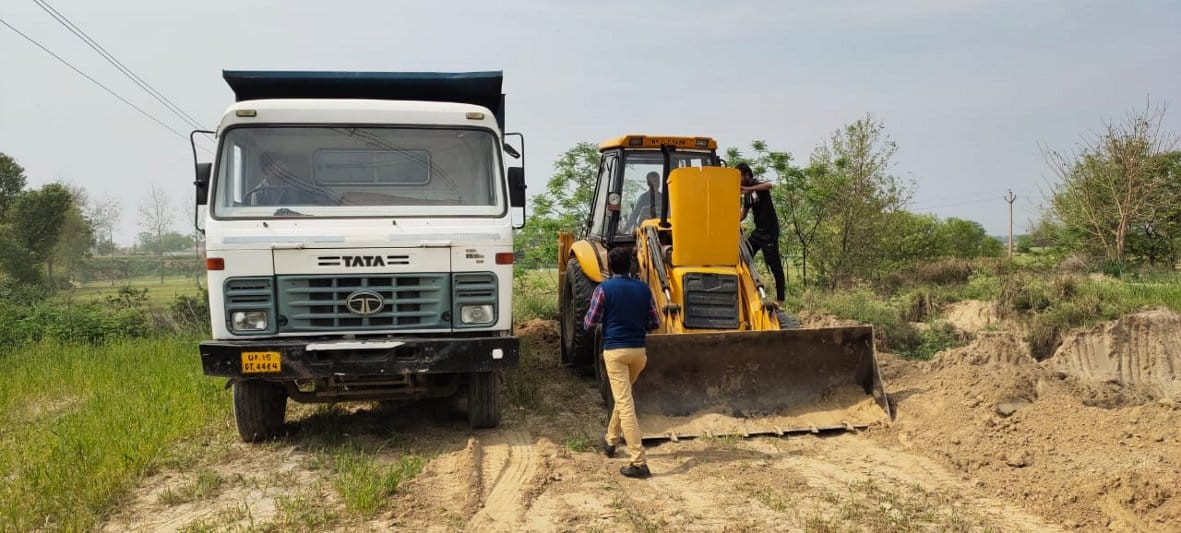 Soil mining caught in Garhi Kalanjari, soil being transported from Naithala to Haryana