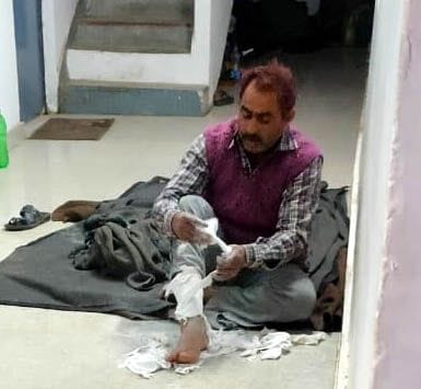 pulis hiraasat mein shikshak kee maut ke baad hangaama, sadaken jaam