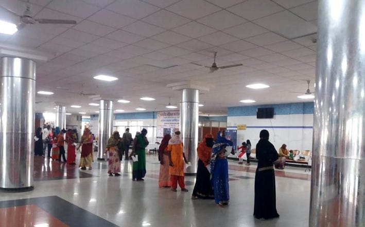 korona ka dar: jila aspataal, medikal kaalej mein ghatee mareejon kee sankhya