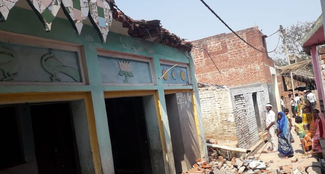 old, bulding, damage, mainpuri, two, injurd