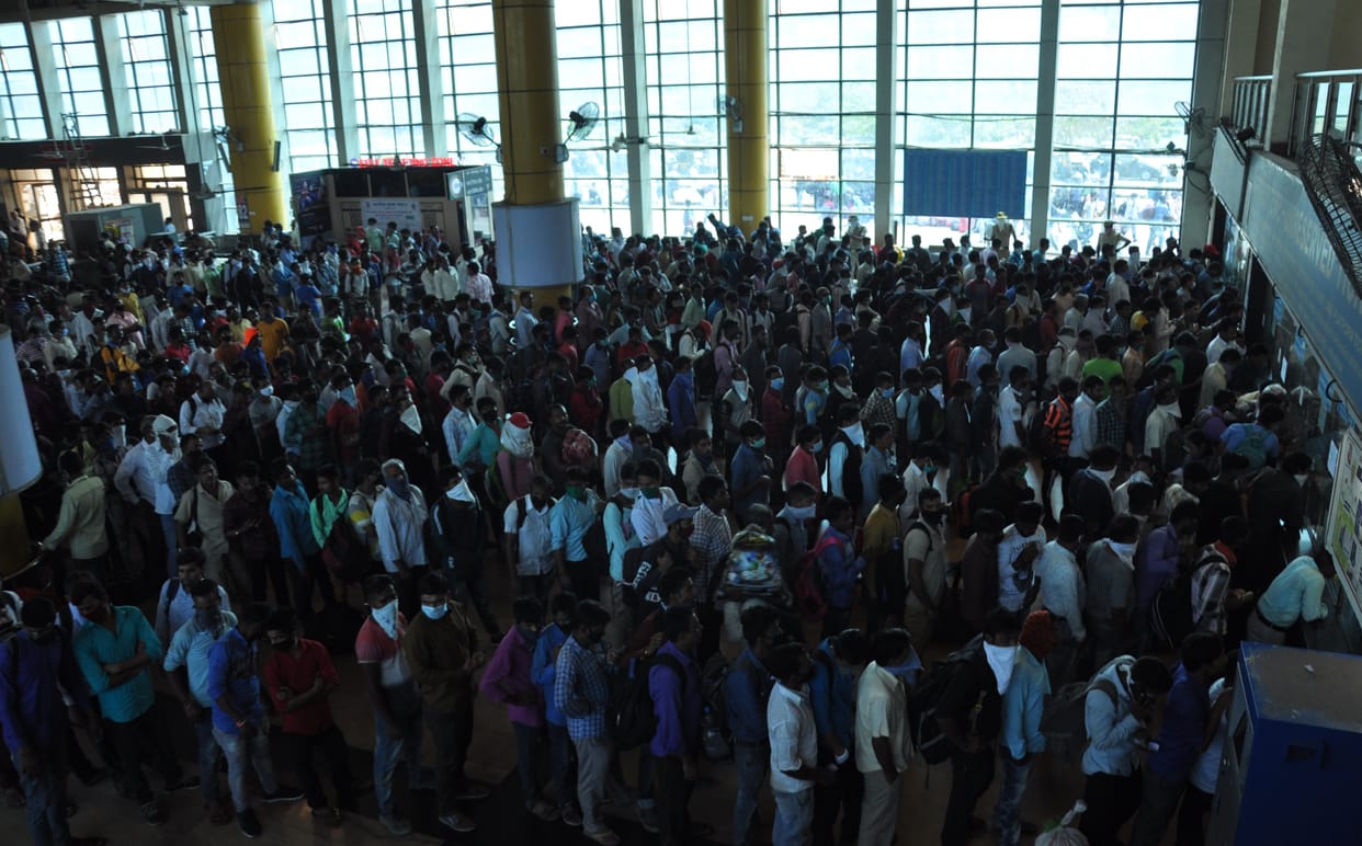 crowd of migrants of up and bihar are increasing at ltt maharashtra