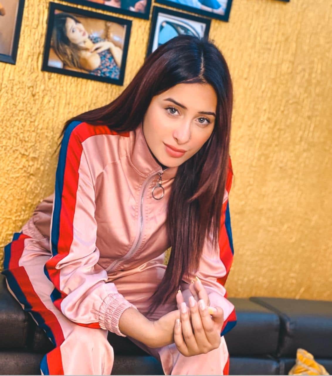 mahira sharma latest beautiful look paras commented on pic