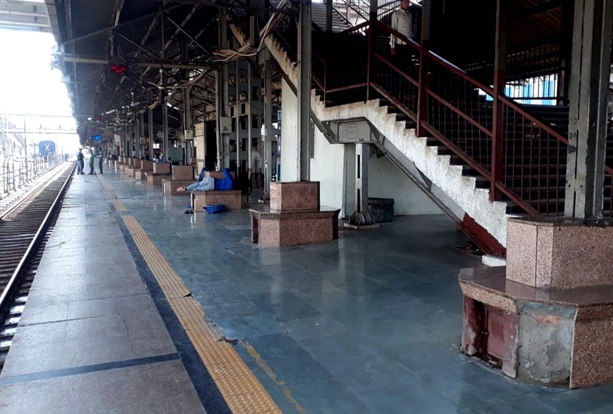 Restrictions on entry of outsiders to all railway offices