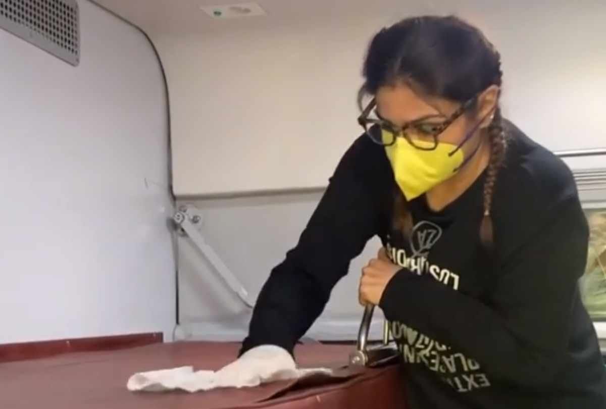 corona virus fear raveena tandon clean the train seat video viral
