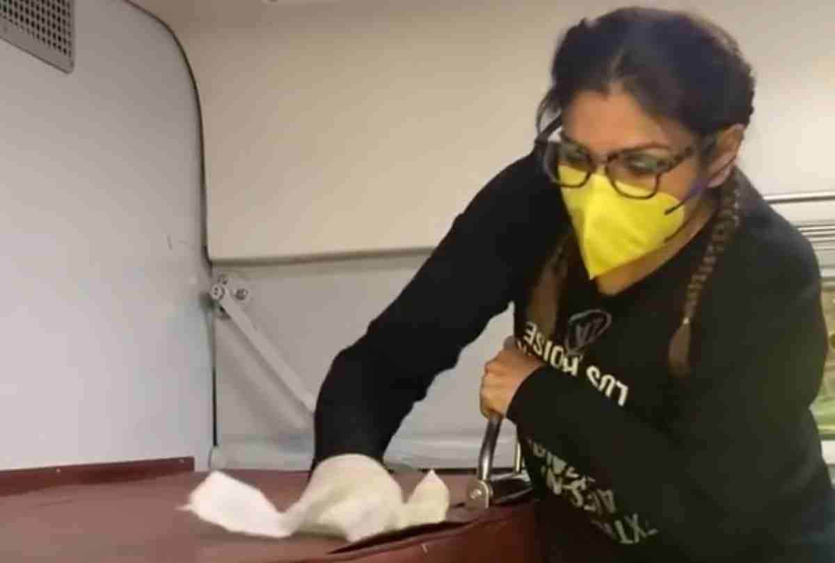 corona virus fear raveena tandon clean the train seat video viral
