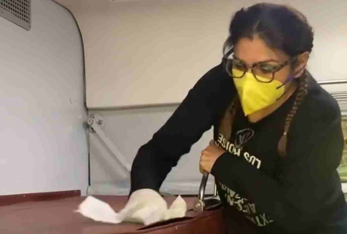corona virus fear raveena tandon clean the train seat video viral