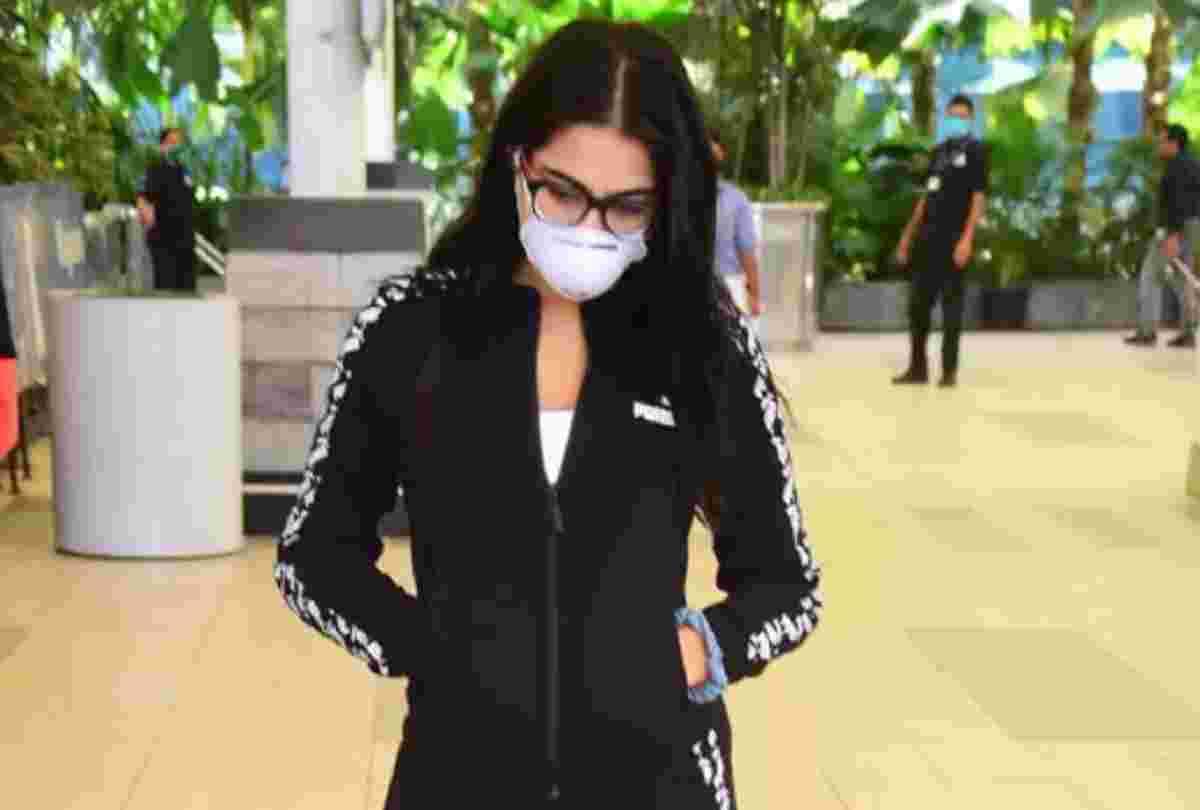 corona virus fear raveena tandon clean the train seat video viral