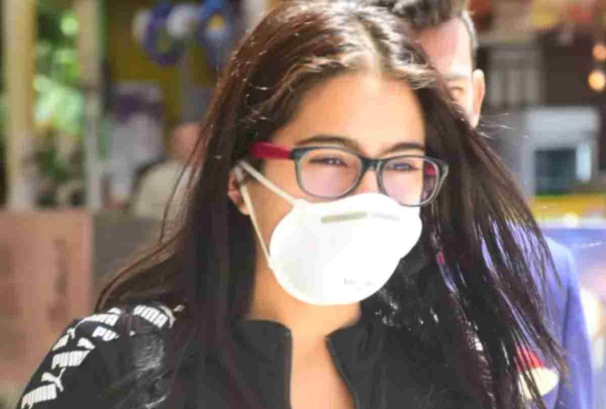 sara ali khan spotted mumbai airport after return form varanasi