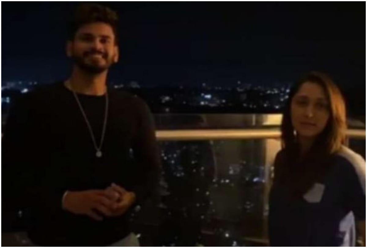 Watch Video Shreyas Iyer Become In House Magician To Entertained Fans