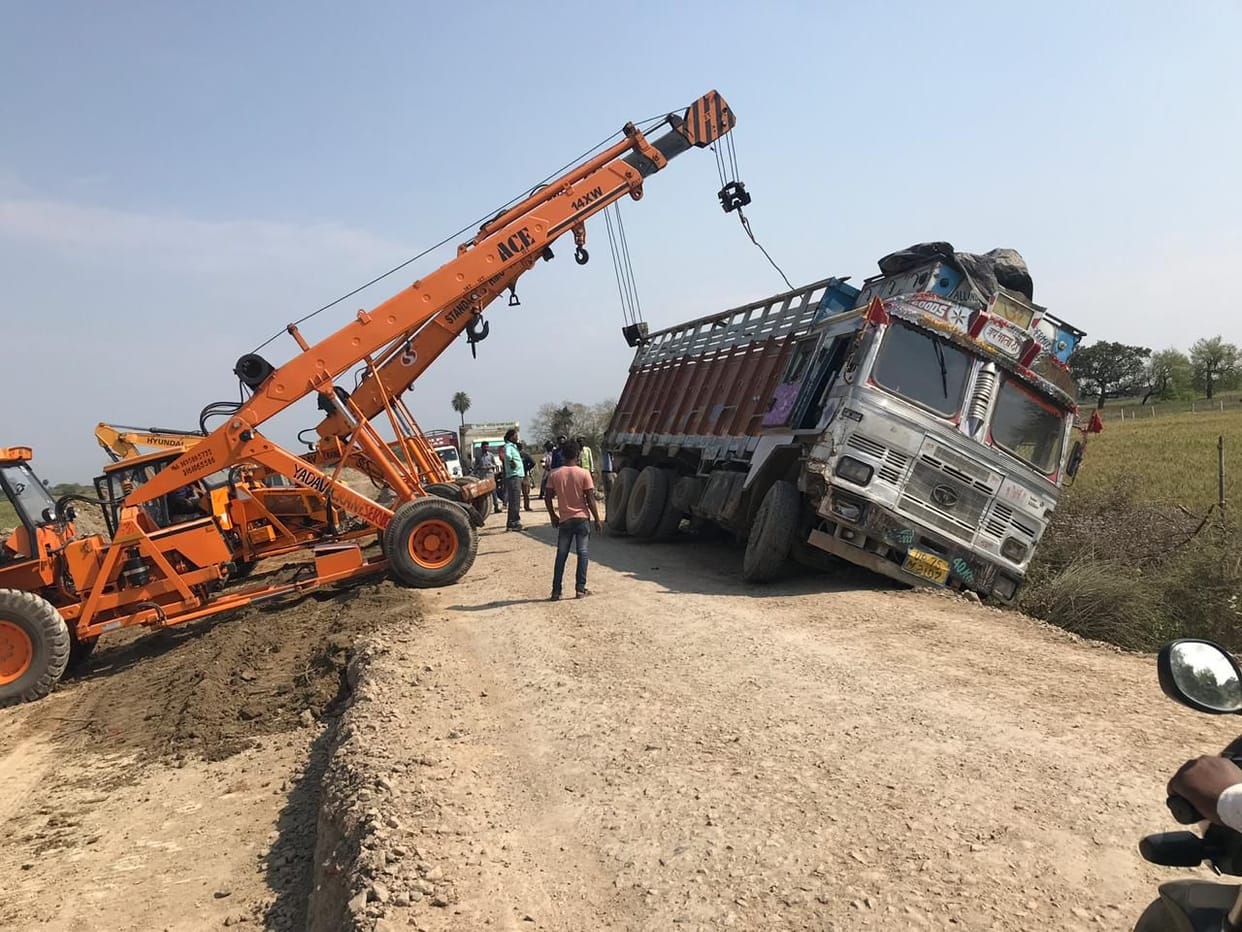 Truck jammed under construction, Purva-Unnao road jammed for three hours