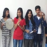थाली बजाते बच्चे