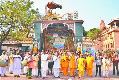 श्रीकृष्ण जन्मस्थान के बाहर शंख और घंटा-घड़ियाल बजाते साधु-संत