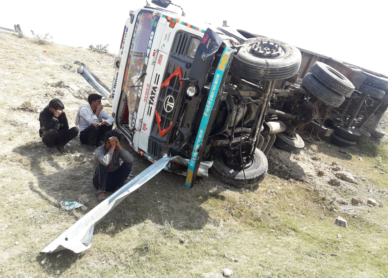 Driver dies after truck overturns on Agra-Lucknow Express in kannauj