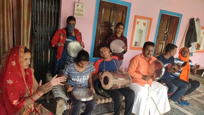 Battle from Corona: Banarasi style showing salute to the workers, Shankhanad with the plate