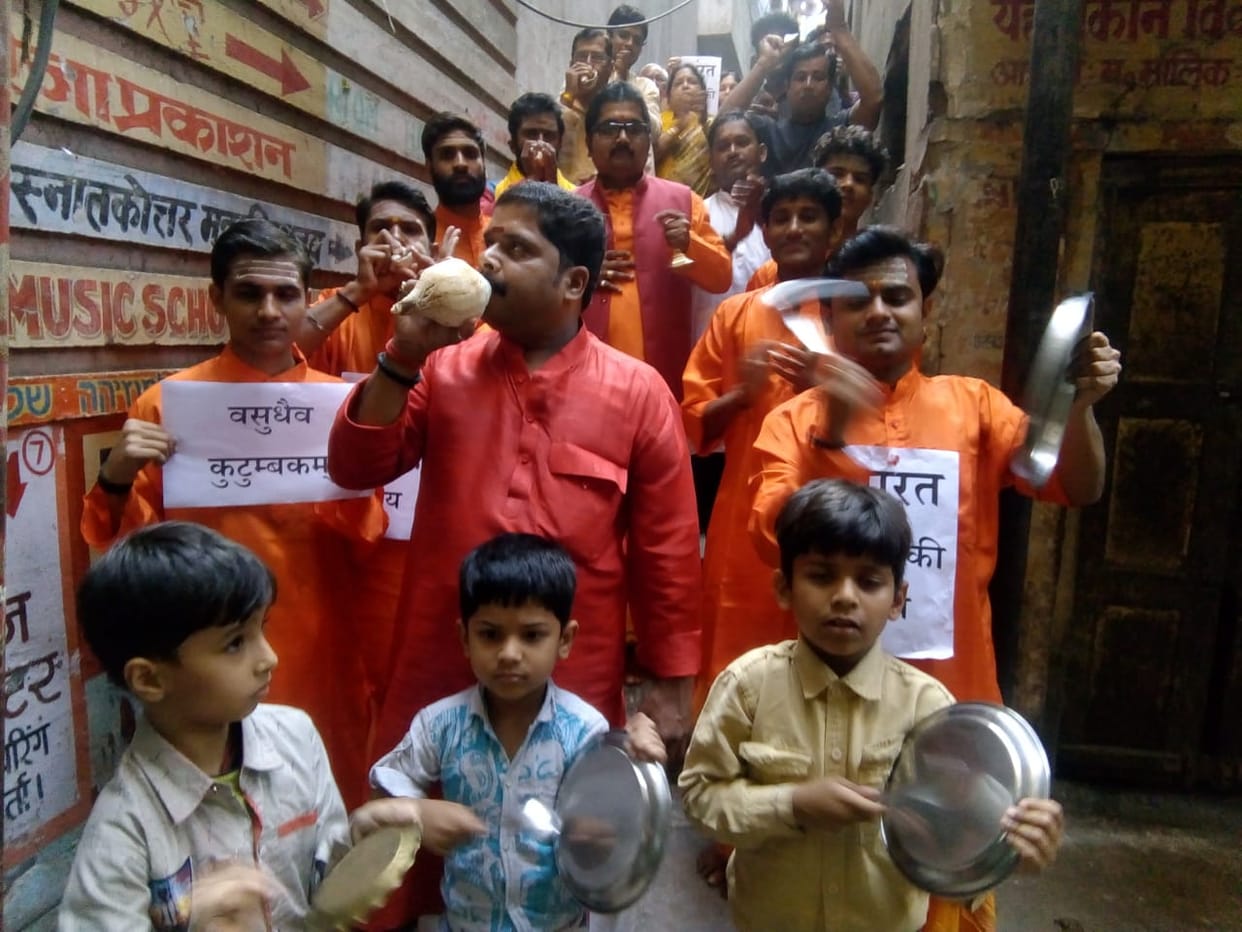 Battle from Corona: Banarasi style showing salute to the workers, Shankhanad with the plate