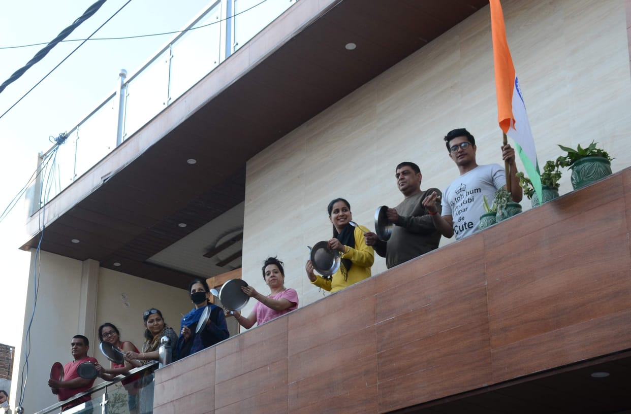 The balcony of the house, the ceilings declare war against Corona