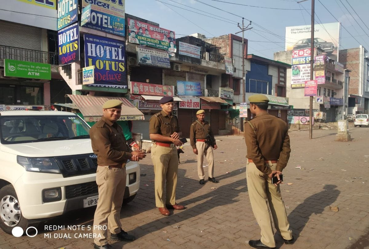 Agra Police Sp City Cheching People On Road In Janta curfew