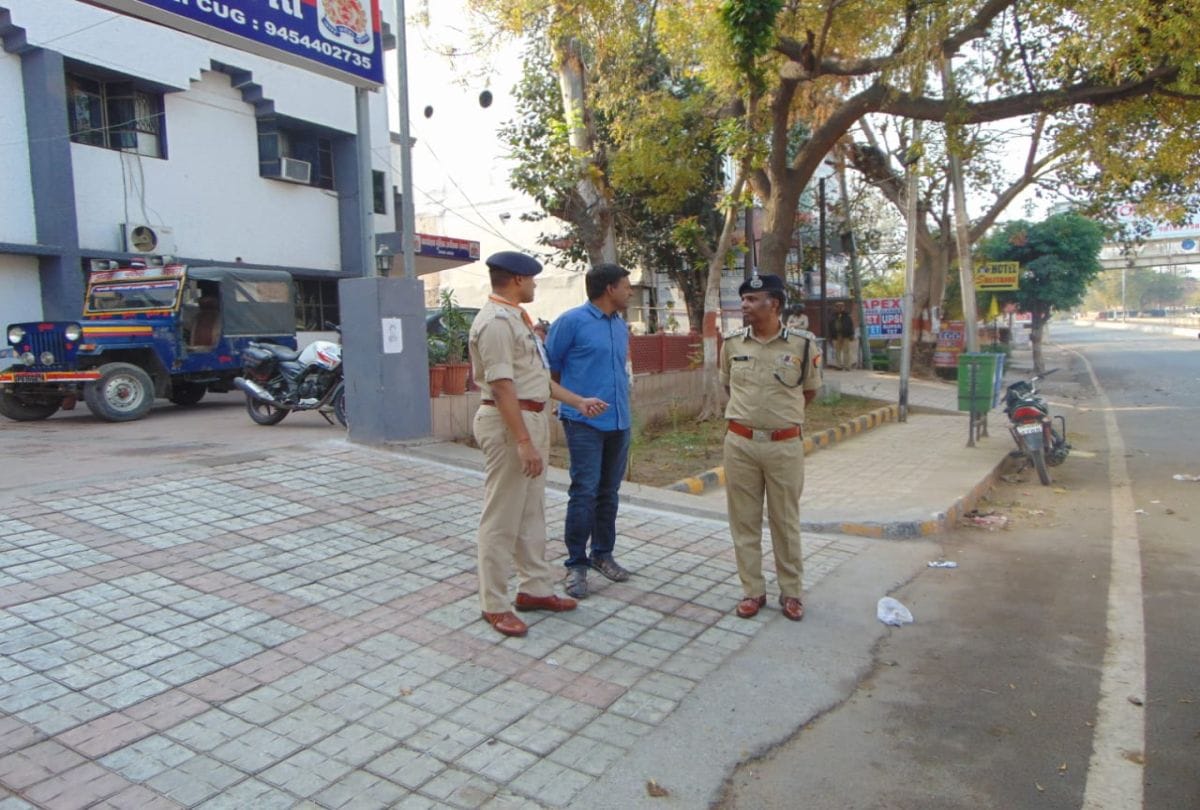 Agra Police Sp City Cheching People On Road In Janta curfew