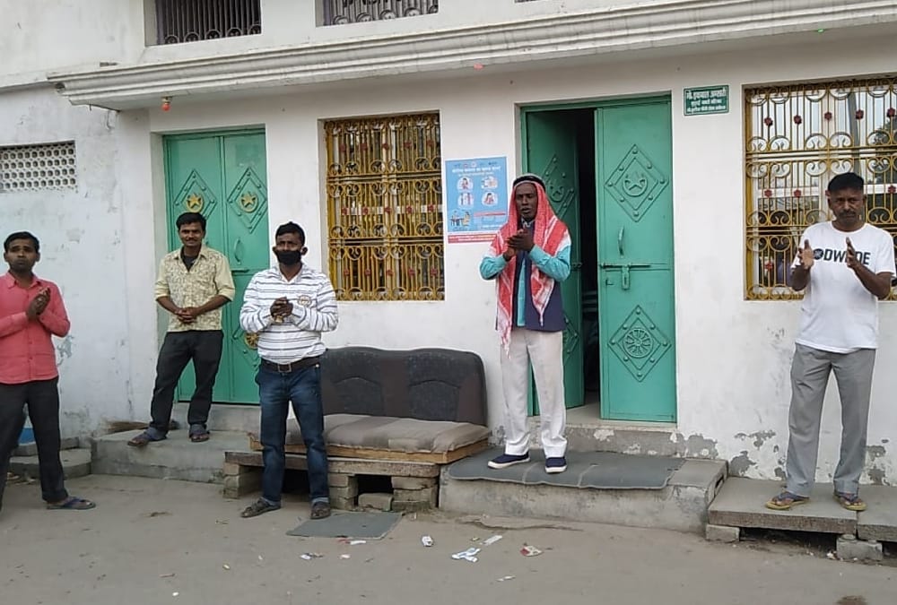 People encouraged doctors by ringing bells and clapping in Ayodhya.