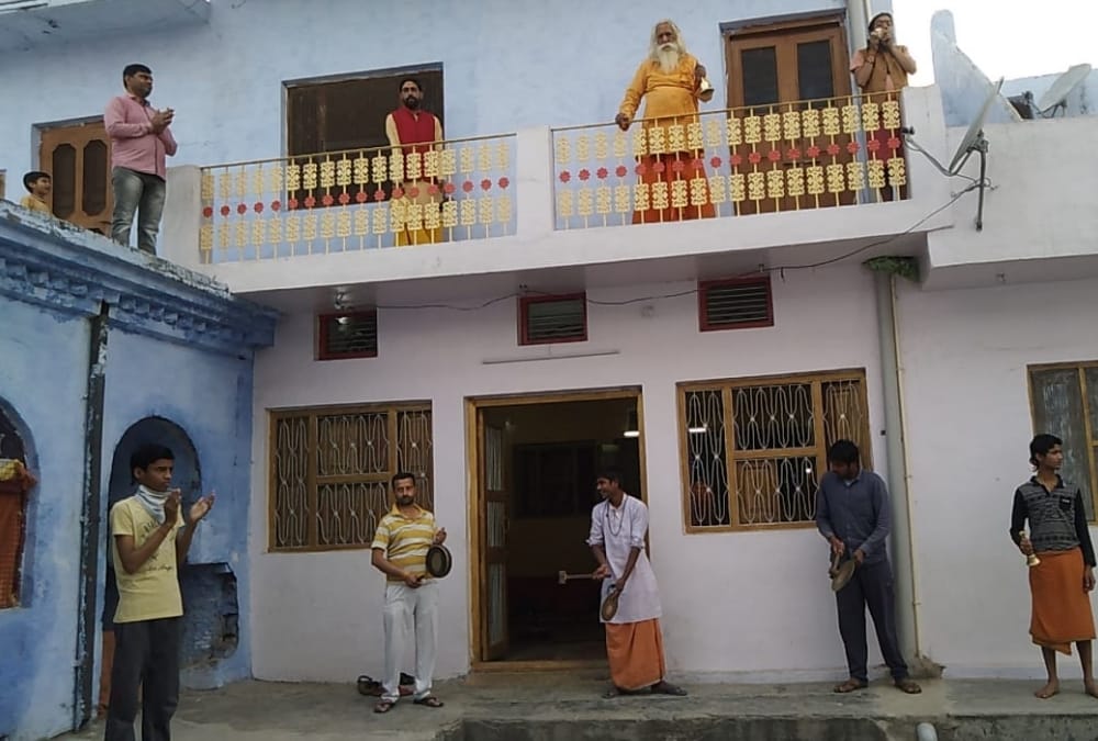 People encouraged doctors by ringing bells and clapping in Ayodhya.