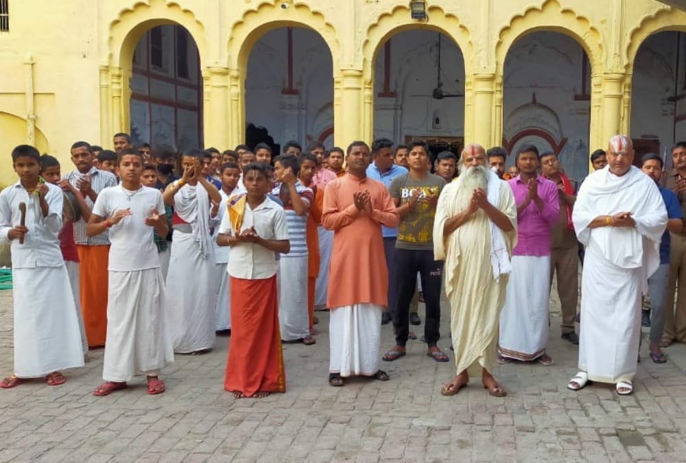 People encouraged doctors by ringing bells and clapping in Ayodhya.