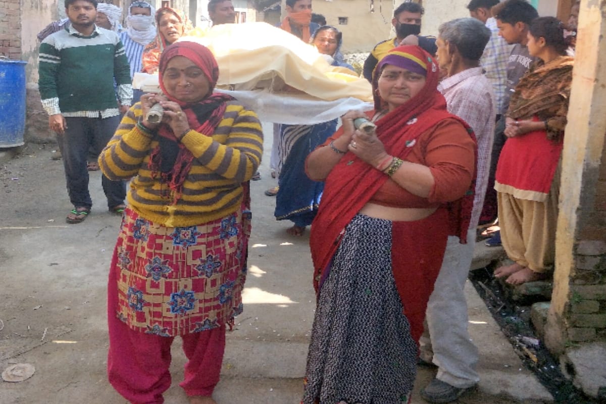 daughters attended the funeral of their mother in Bijnor