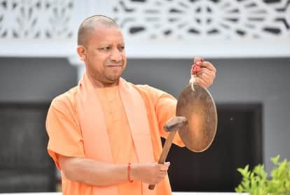 CM yogi adityanath ringing bell for salute after coronavirus helper workers