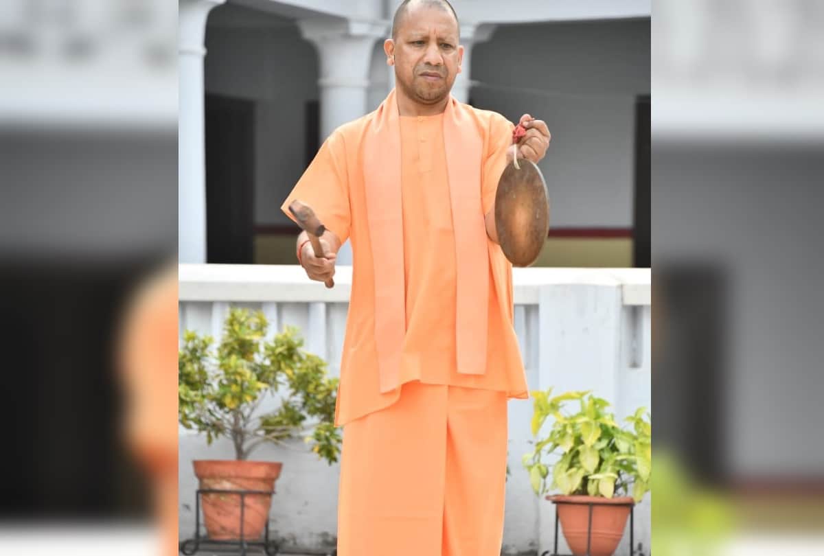 CM yogi adityanath ringing bell for salute after coronavirus helper workers