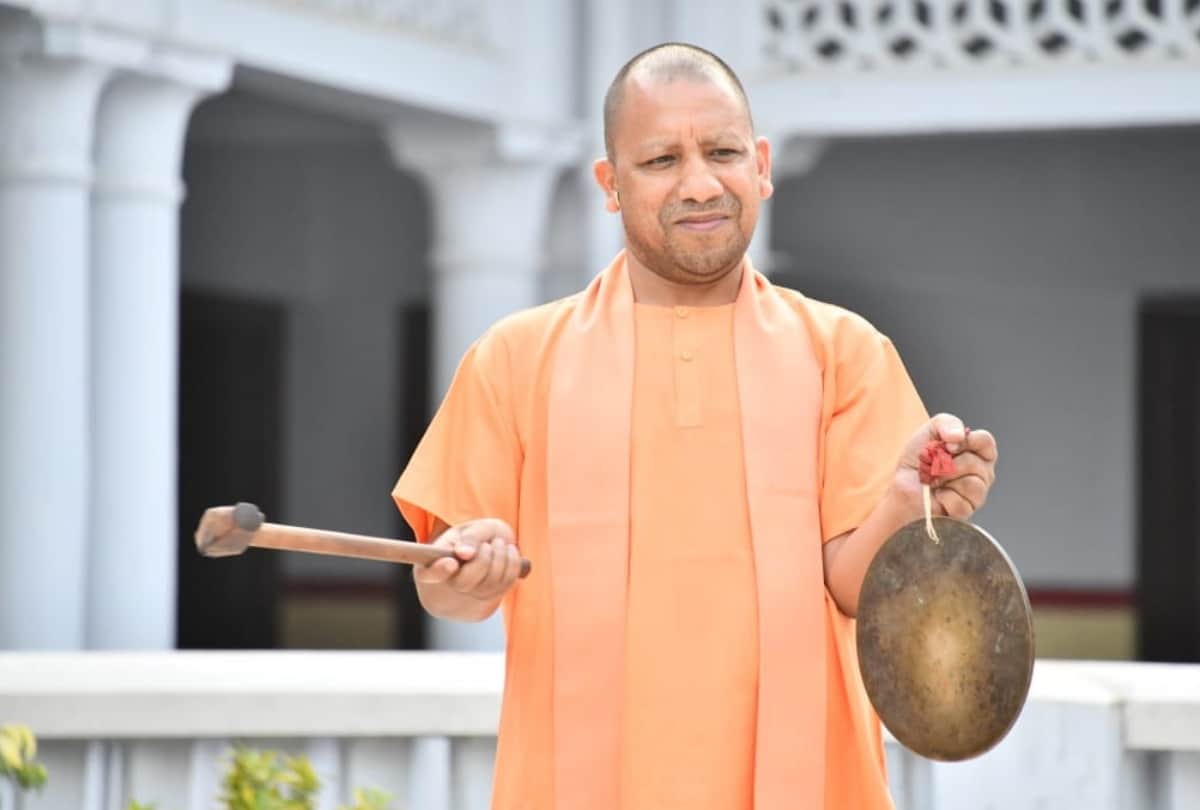 CM yogi adityanath ringing bell for salute after coronavirus helper workers