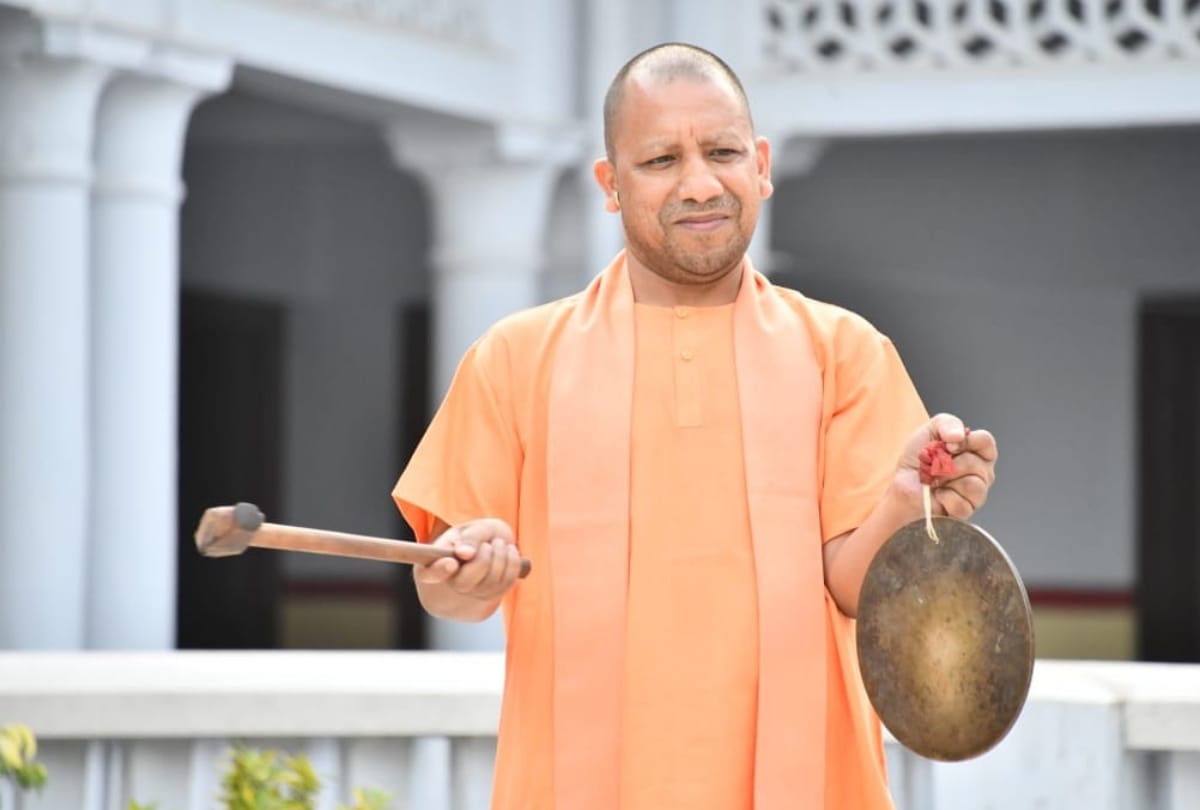 CM yogi adityanath ringing bell for salute after coronavirus helper workers