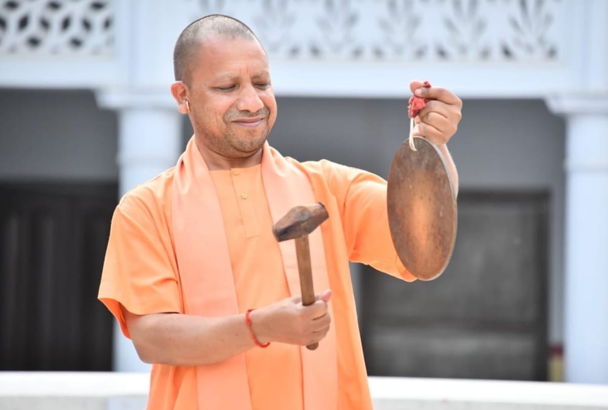 CM yogi adityanath ringing bell for salute after coronavirus helper workers