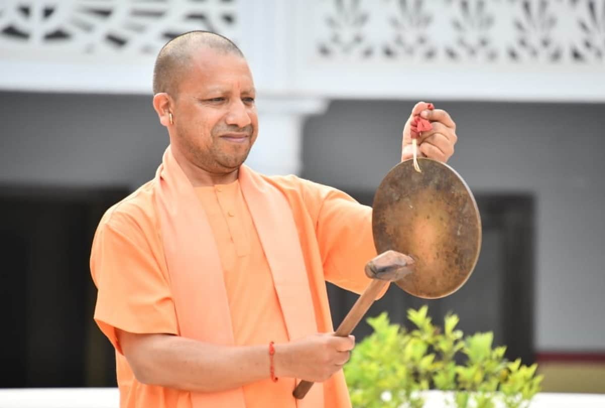 CM yogi adityanath ringing bell for salute after coronavirus helper workers