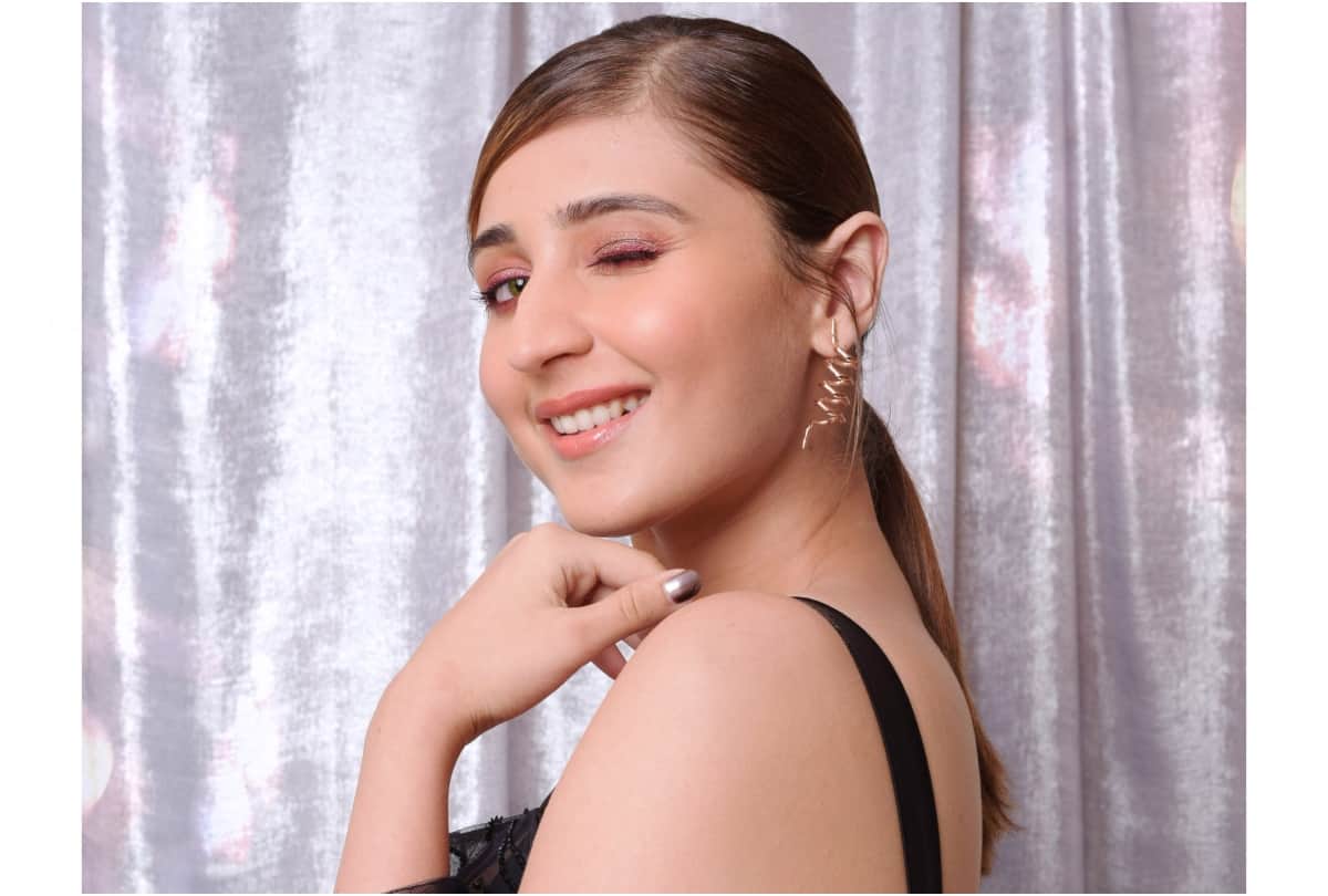Dhvani bhanushali to celebrate birthday with family mirchi music listeners choice awards zee tv