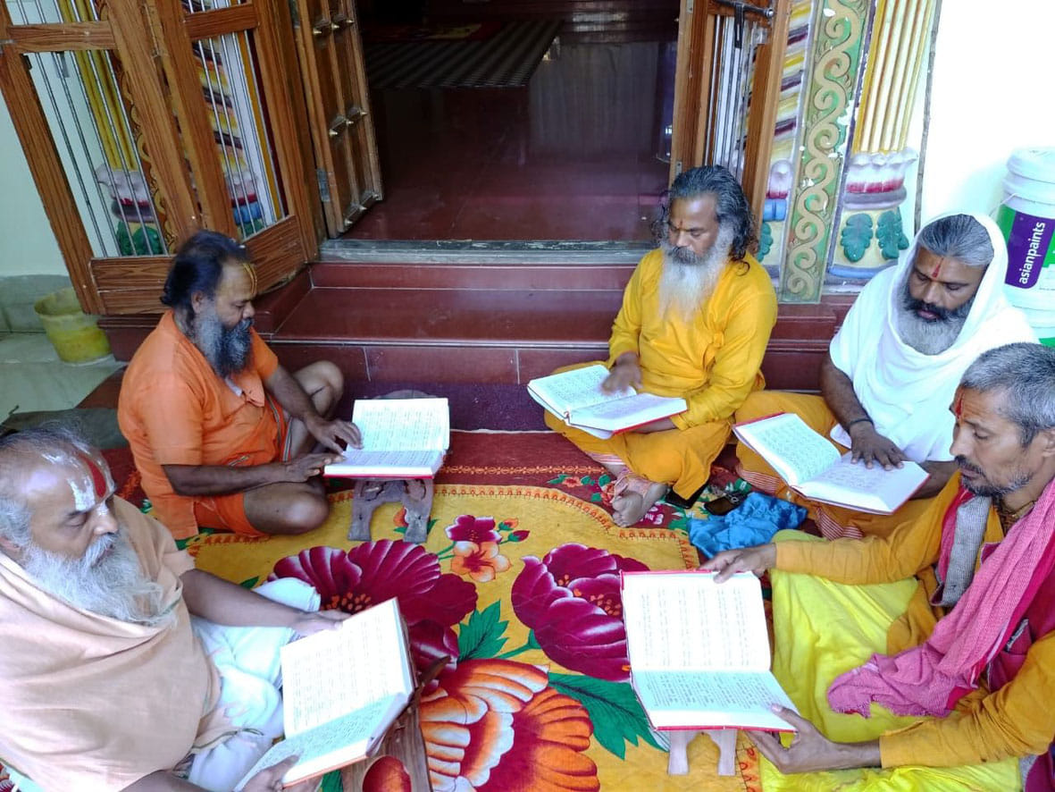 From morning to evening, Bhajan Kirtan was being done in Dharmanagri