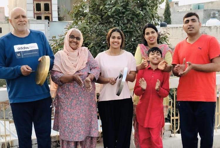 Bajrang Punia, Babita phogat and anil vij stay at home during janta curfew