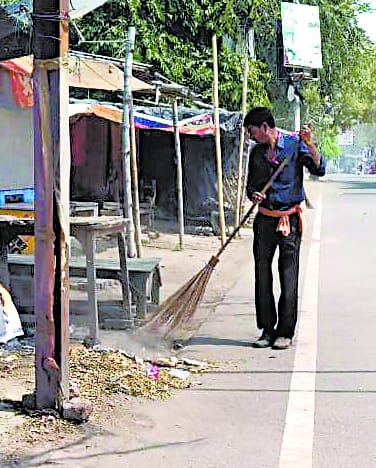 Corona: Corporation's sweepers engaged in cleanliness before public curfew